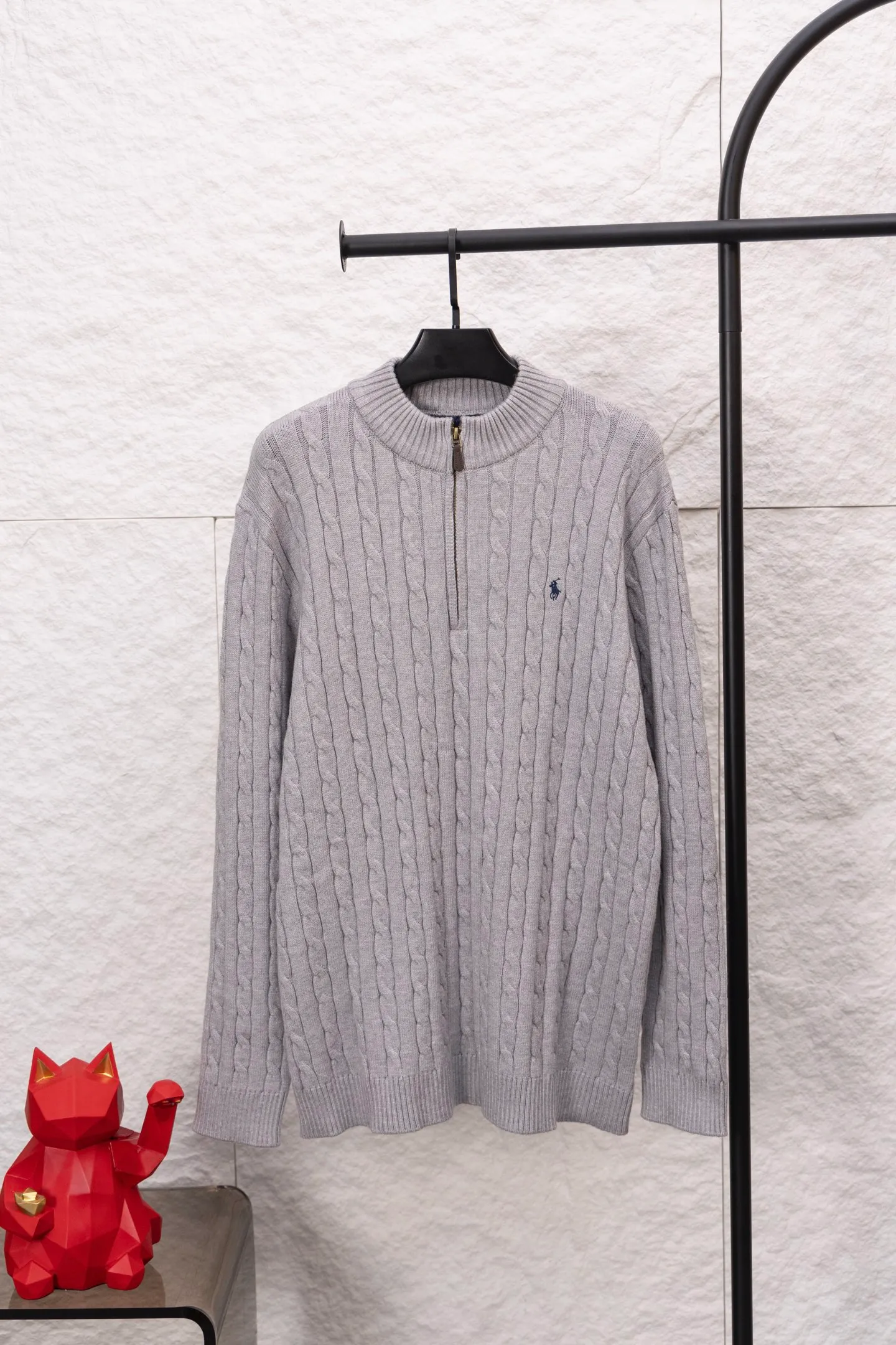 P230 Style No./F187 Rah Lauren classic pony embroidered stand-up collar knitted sweater. Made of 400 cotton gauze fabric with clear lines. The original customized lines are smooth and delicate. Better hand feel. Not easy to deform. Not easy to shrink. Not easy to fade. Maintain long-lasting beauty. Color Gray Black Size S-XL